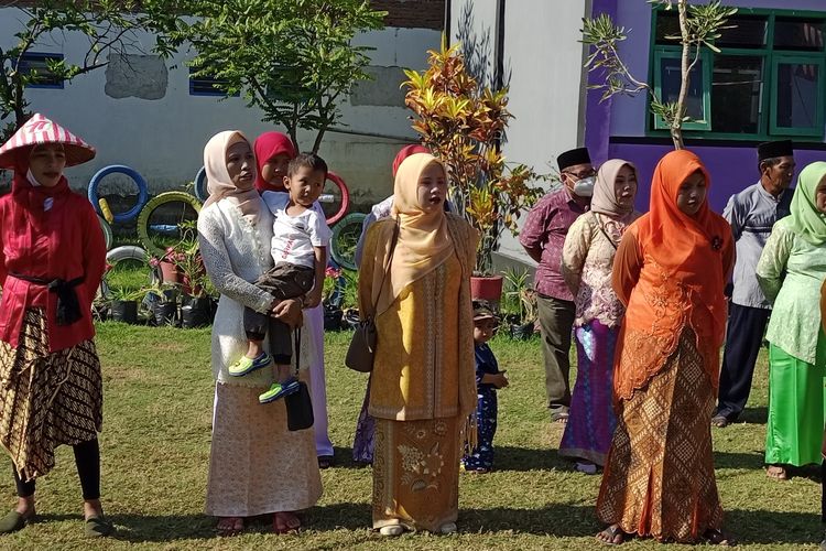 Ningsih dan emak-emak mengikuti upacara Agustusan di sekolahm