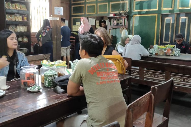 Suasana pengunjung di Warung Kopi Klotok, Sleman Yogyakarta, Rabu (22/1/2020) pagi.