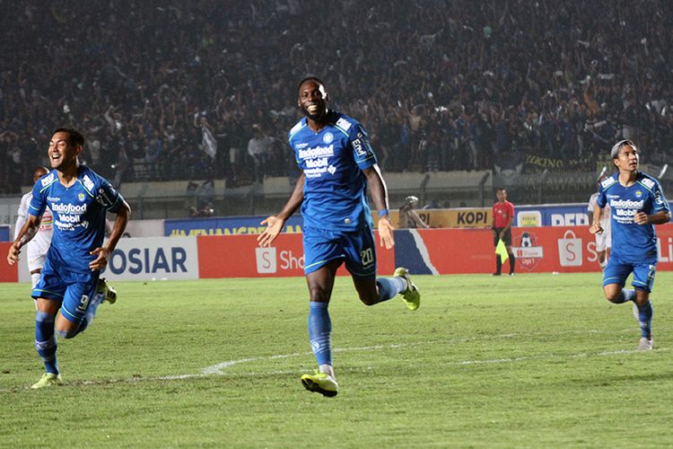 Para pemain Persib Bandung merayakan gol pertama mereka ke gawang PSS Sleman, saat kedua tim bertemu pada pekan ke-3 Liga 1 2020, di Stadion Si Jalak Harupat, Kabupaten Bandung, Minggu (15/3/2020).