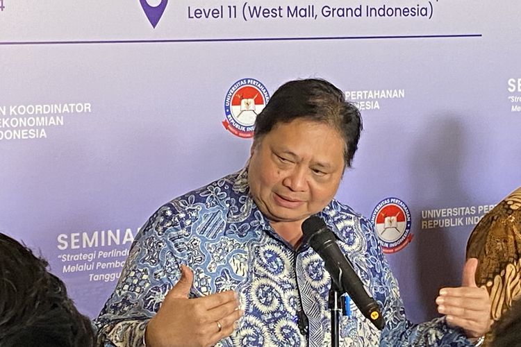 Menko Perekonomian Airlangga Hartanto dalam seminar nasional soal strategi perlindungan Pulau Jawa di Hotel Kempinski, Jakarta Pusat, Rabu (10/1/2024).