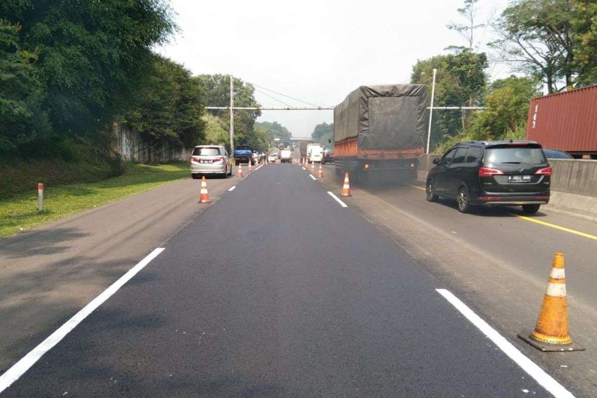 Pekerjaan pengecatan marka jalan di ruas tol cipularang dan padaleunyi