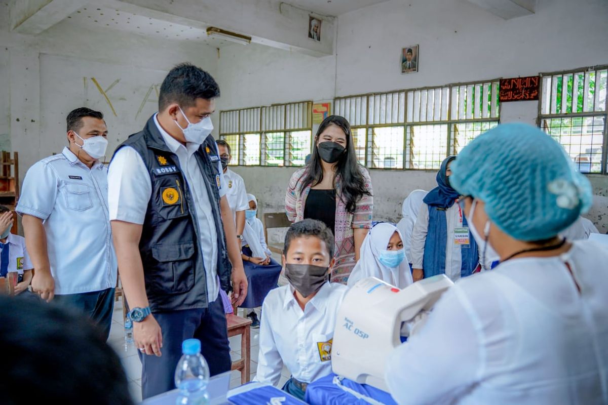 Wali Kota (Walkot) Medan Bobby Nasution meninjau pelaksanaan vaksinasi pelajar di Kota Medan