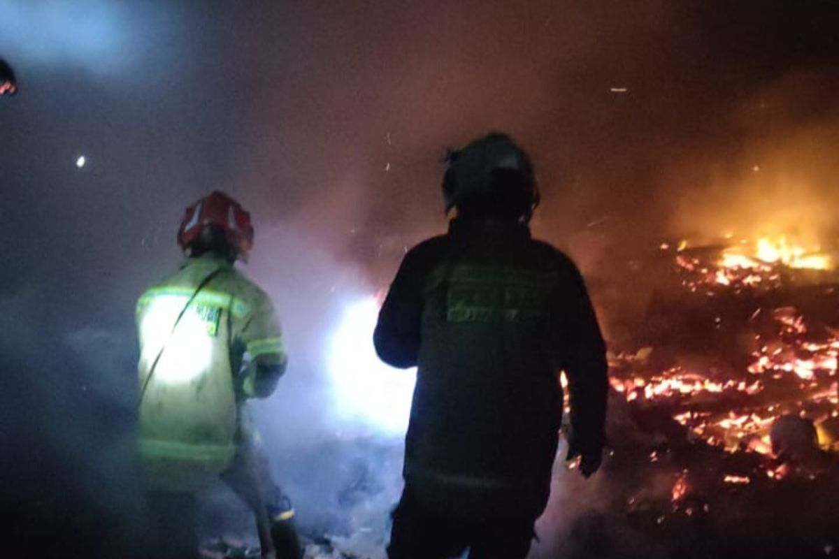 Kebakaran hebat di Cimanggung, Sumedang, Jabar menewaskan seorang warga, Jumat (13/6/2026) dini hari WIB. DOK. DAMKAR SUMEDANG