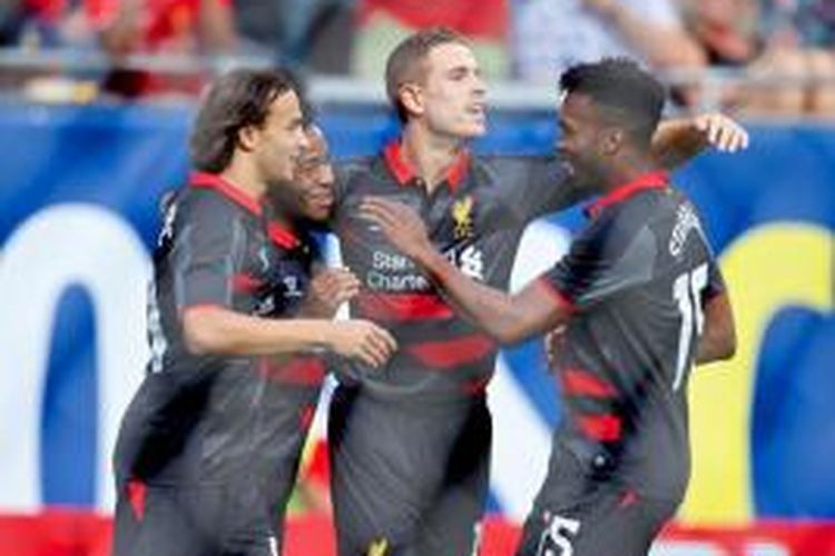 Gelandang Liverpool, Raheem Sterling, merayakan golnya bersama rekan-rekannya pada laga persahabatan melawan Olympiacos, Minggu (27/7/2014). 