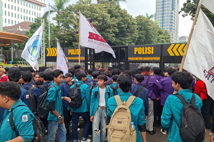 Demo Hardiknas di Jalan Medan Merdeka Selatan Jakpus, Massa BEM SI Mulai Berdatangan