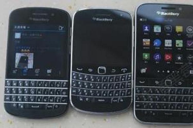 BlackBerry Classic (kanan) bersanding dengan BlackBerry Bold 9900 (tengah) dan BlackBerry Q10