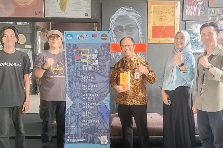 Kunjungan Sekretaris Badan Bahasa Hafidz Muksin (tengah) ke Komunitas Rumah Kreatif Suku Seni Riau yang diketuai oleh Marhalim Zaini (kedua dari kiri) di Kota Pekanbaru, Provinsi Riau, Rabu (6/3/2024).