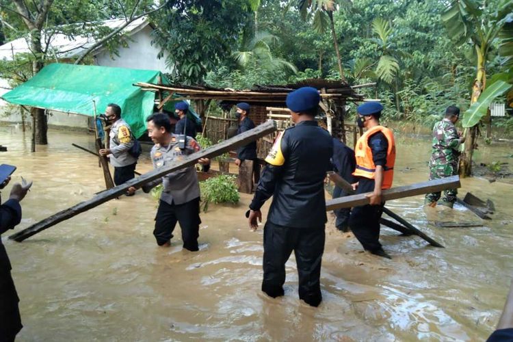 Suasana Banjir di Kuta Mandalika