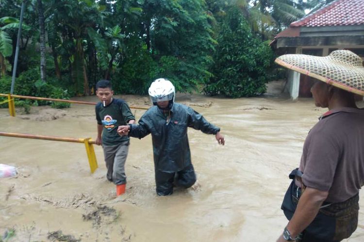 Tim gabungan Koramil, Unsur Muspika, BPBD, TAGANA membantu melakukan pencarian terhadap remaja yang hilang terbawa arus dan mengavakusi warga yang ingin mengungsi di Kecamatan Jasinga Kabupaten Bogor, Rabu (1/1/2020).