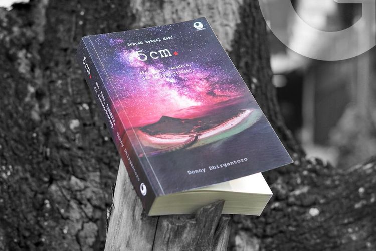 Penerbit Gramedia Widiasarana Indonesia (Grasindo) menerbitkan kembali sekuel novel mega best-seller 5 cm, dengan judul 5 cm: Aku, Kamu, Samudera, dan Bintang-Bintang bertepatan dengan HUT RI ke-75.