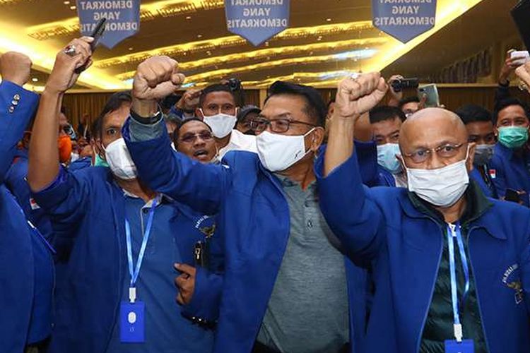 Moeldoko (tengah) tiba di lokasi Kongres Luar Biasa (KLB) Partai Demokrat di The Hill Hotel Sibolangit, Deli Serdang, Sumatera Utara, Jumat (5/3/2021).  Berdasarkan hasil KLB, Moeldoko terpilih menjadi Ketua Umum Partai Demokrat periode 2021-2025.