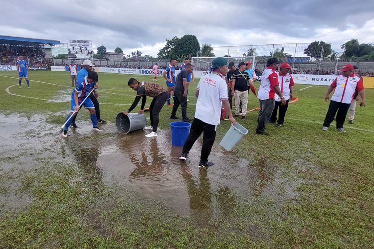 Suasana saat pemain dan panpel berusaha untuk monormalkan lapangan dari genangan air di lapangan Stadion Cenderawasih pada laga final Liga 2 PSBS Biak vs Semen Padang, Selasa (5/3/2024).