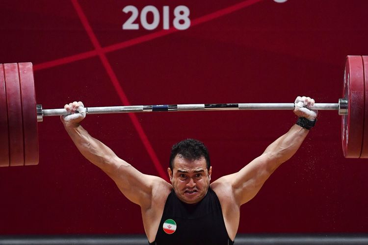 Lifter Iran Sohrab Moradi melakukan angkatan snatch pada nomor angkat besi putra 94 kg Group A yang memecahkan rekor dunia pada Asian Games ke-18 2018 di JiExpo, Jakarta, Sabtu (25/8/2018). Sohrab berhasil mengangkat 189 kg pada angkatan snatch dan memecahkan rekor dunia yang dipegang lifter Yunani Kaskiasvilis (188 kg /snatch).  