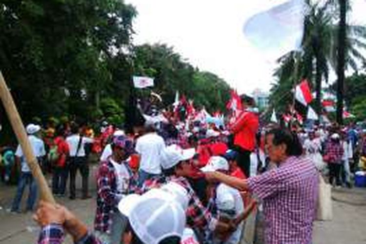 Suasana massa pendukung Ahok di Jalan RM Harsono, Ragunan, Jakarta Selatan. Selasa (10/1/2017).