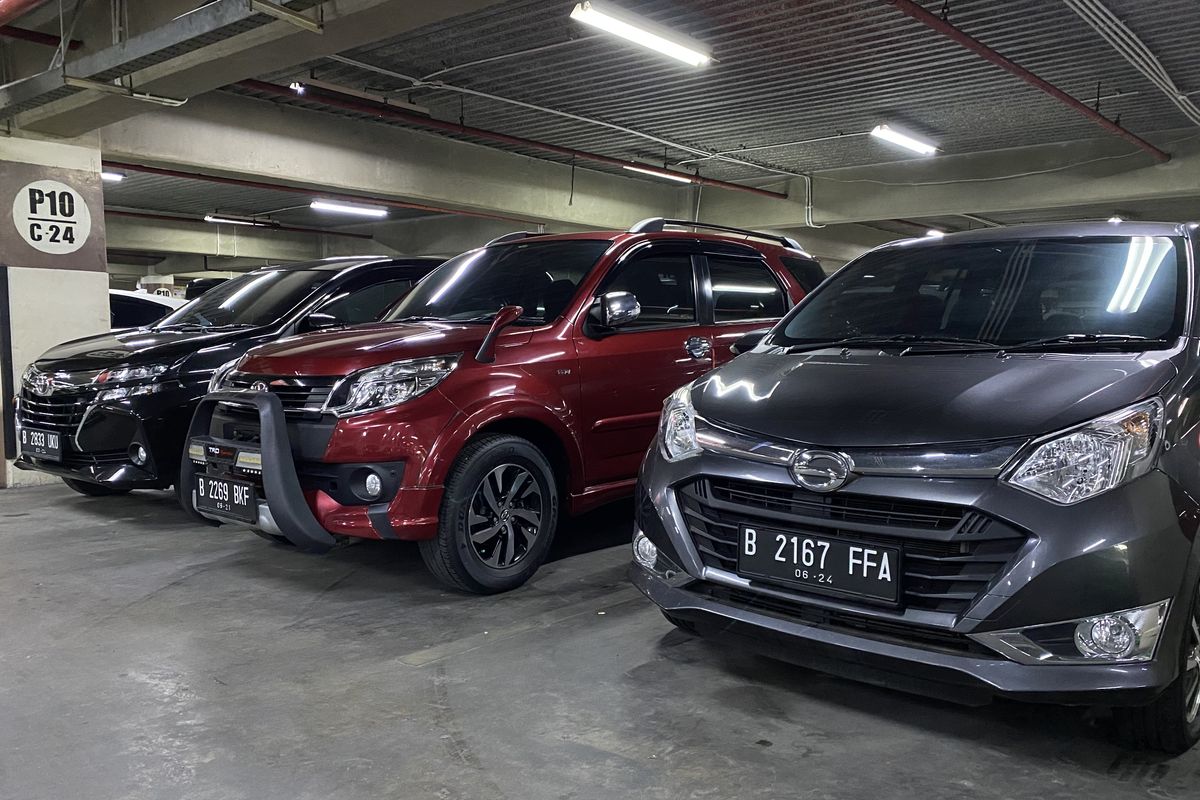 Mobil bekas di WTC Mangga Dua