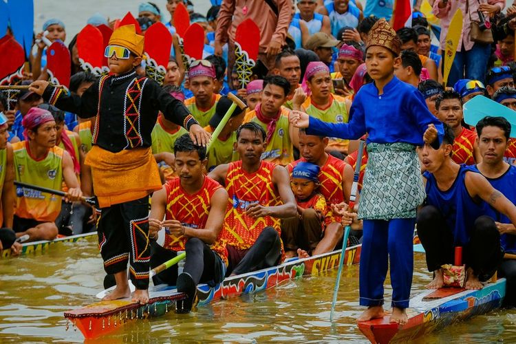 Dua anak joki jalur dengan busana adat memimpin jalannya perlombaan Pacu Jalur Tradisional 2025 di Sungai Kuantan, Riau. Dengan aba-aba ritmis, mereka memberi semangat kepada para pendayung yang siap mengadu kecepatan perahu tradisional.
