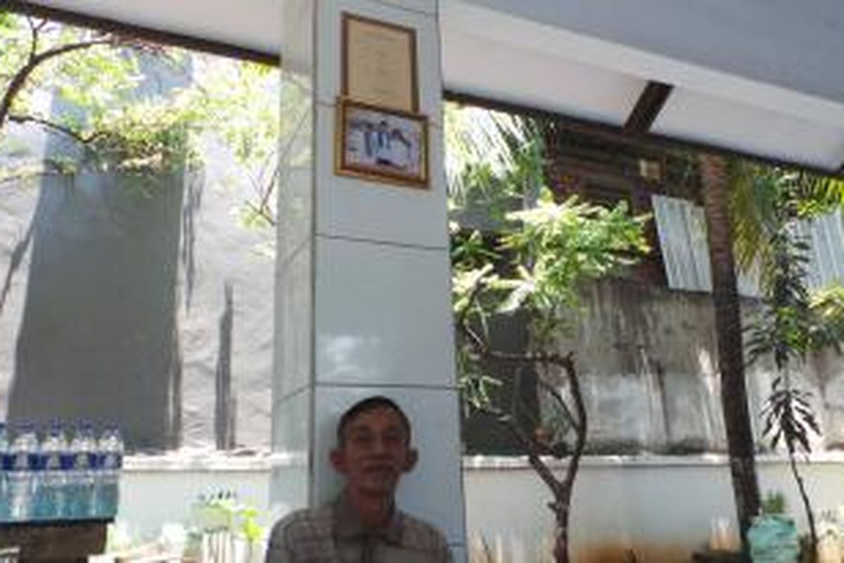 Penjaga makam Wijaya Kusuma, Hadi Doyo (64) diberangkatkan umrah oleh Wakil Gubernur DKI Jakarta Basuki Tjahaja Purnama.
