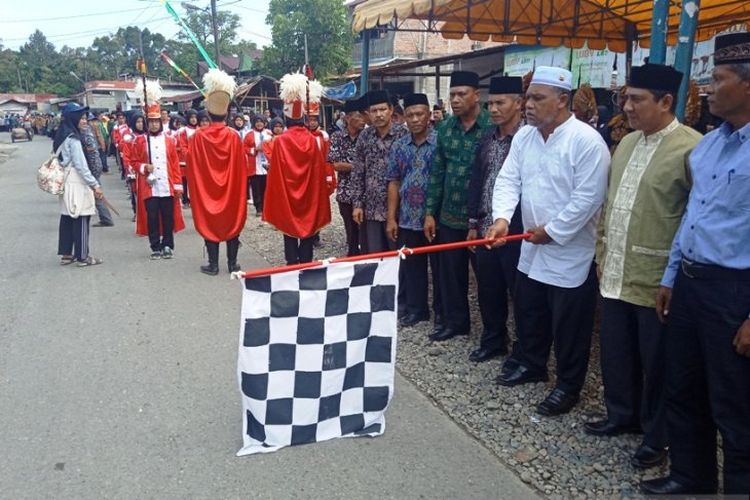 Sekretaris Daerah Kabupaten Aceh Barat, Adonis melepas peserta pawai Musabaqah Tilawatil Quran (MTQ) ke-34 tahun 2019 tingkat Kabupaten Aceh Barat di Meutulang, Kecamatan Panton Reue, Minggu (23/6/2019) sore. Sebanyak satu kecamatan di daerah itu memastikan diri tidak ikut kegiatan serupa karena khawatir akan terjaring operasi tangkap tangan (OTT). 