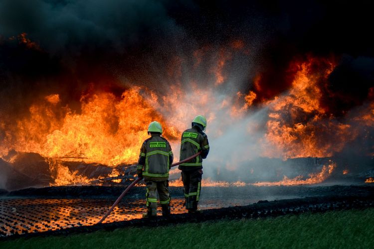 Petugas berusaha memadamkan api saat kebakaran pipa minyak milik PT Pertamina di Melong, Cimahi, Jawa Barat, Selasa (22/10/2019). PT Pertamina masih melakukan investigasi terkait kebakaran pipa milik pertamina itu yang letaknya berdekatan dengan proyek Kereta Cepat Indonesia China (KCIC) Jakarta-Bandung.