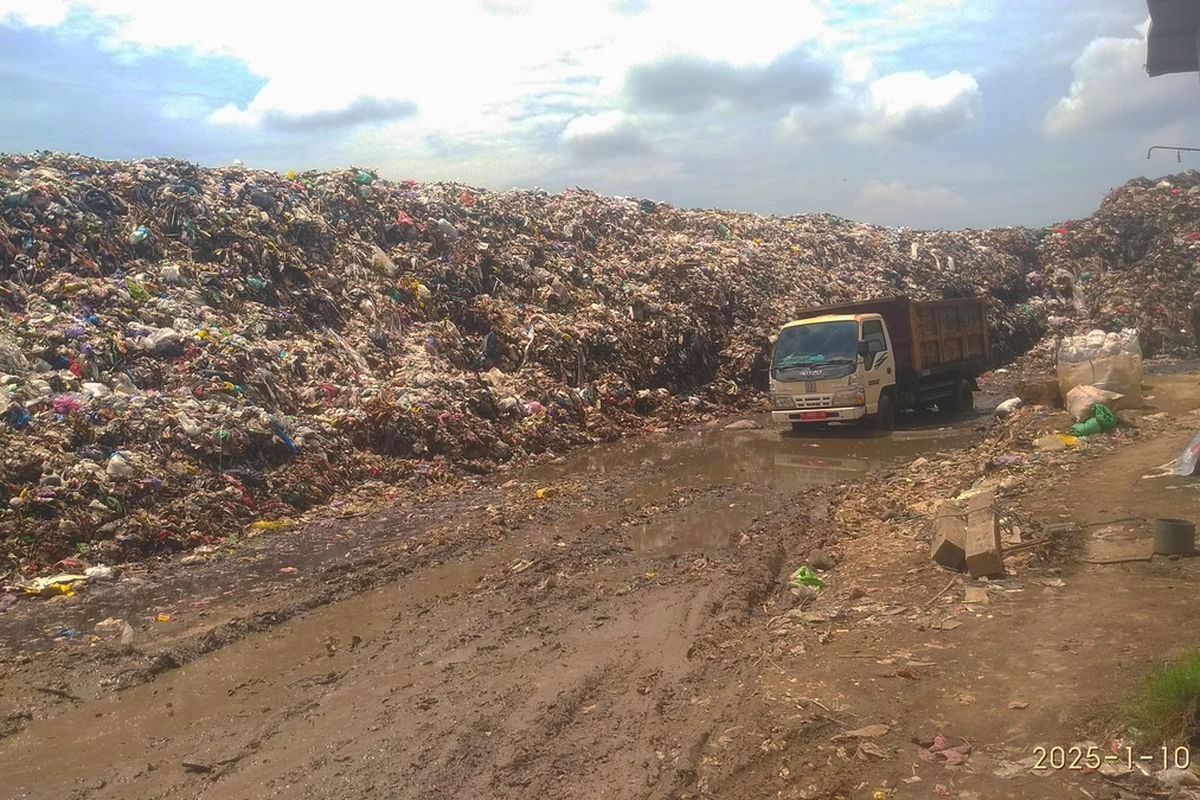 Volume sampah di Tempat Pembuangan Akhir (TPA) Tanjungrejo, Kecamatan Jekulo, Kabupaten Kudus, Jawa Tengah melebihi kapasitas, Jumat (10/1/2024).