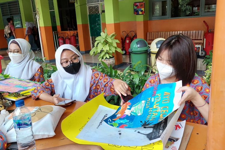 Naysilla (16) dan teman-teman sekelasnya di SMA 78 Jakarta sedang mengerjakan tugas pada hari pertama PTM 100 persen usai libur Lebaran, Kamis (12/5/2022) 