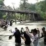 Perjuangan Pelajar di Kolaka Timur Bertaruh Nyawa Menyeberangi Sungai demi ke Sekolah