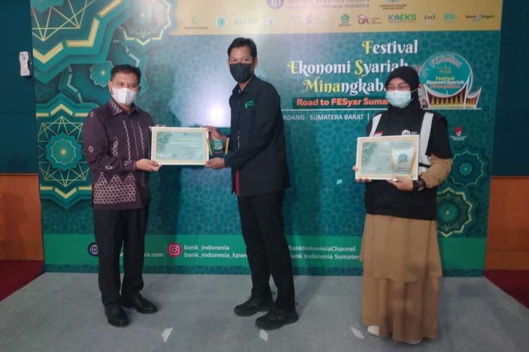 Berkah kepercayaan masyarakat Indonesia, khususnya Sumatera Barat, Dompet Dhuafa Cabang Singgalang raih penghargaan peringkat satu ZISWAF dalam ajang FESyar dari Bank Indonesia.