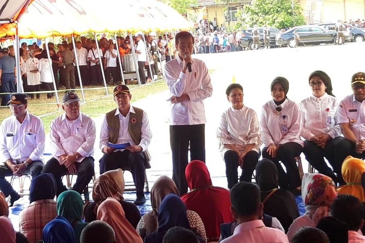 Presiden Joko Widodo didampingi Ibu Negara Iriana Joko Widodo saat berdialog dengan tokoh agama, tokoh amsyarakat, tokoh adat dan pengungsi korban gempa di lokasi pengungsian Desa Tulehu, Kecamatan Salahutu, Kabupaten Maluku Tengah, Maluku, Selasa (29/10/2019)