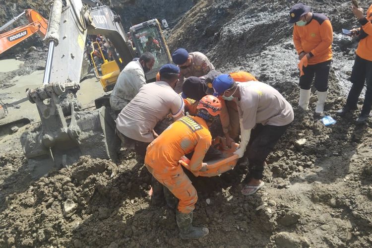 Proses evakuasi korban di lokasi tambang emas ilegal, di desa Bulanga, Kabupaten Parigi Moutong Sulawesi Tengah, Kamis (25/2/2021).