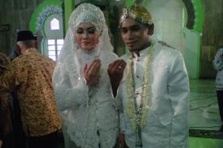 Pemain timnas Risky Ramdani Lestaluhu menikah dengan Reta Irma Novianti di masjid Agung Kauman Kota Magelang, Sabtu (17/1/2015).