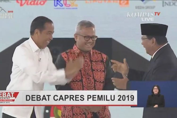 Calon presiden Joko Widodo dan calon presiden Prabowo Subianto saat bertemu di panggung debat keempat Pilpres di Hotel Shangri-La, Jakarta, Sabtu (30/3/2019).