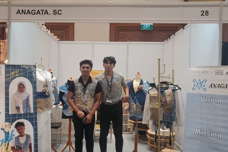 Gandang dan Hilal, dua siswa perwakilan Anagata Student Company SMA Al Jannah Depok dalam pameran Inacraft on October 2023 di Jakarta Convention Center.