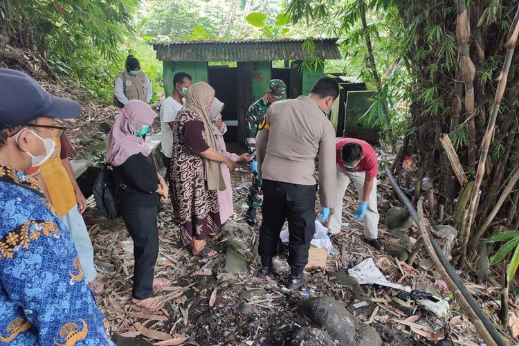Sesosok bayi perempuan ditemukan dalam kondisi meninggal dunia di tumpukan sampah Kampung Sukamaju, Desa Pagelaran, Kecamatan Ciomas, Kabupaten Bogor, Jawa Barat, Sabtu (1/6/2024).