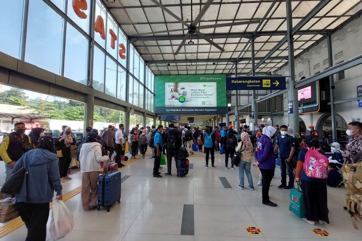 Penumpang kereta api di Stasiun Pasar Senen pada mudik Lebaran 2022