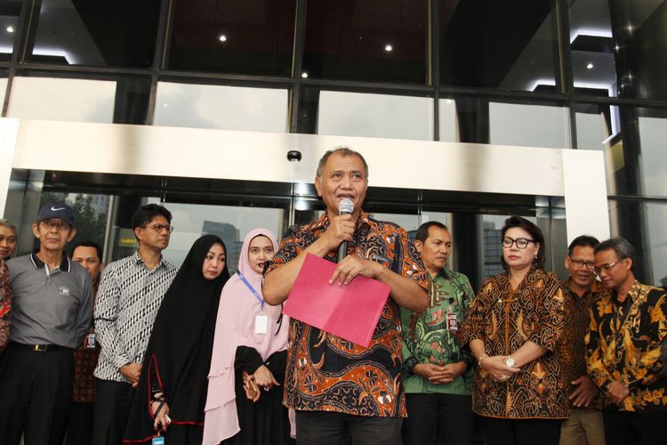 Ketua KPK Agus Rahardjo (tengah) bersama Wakil Ketua KPK Laode M Syarief (kedua kiri), Saut Situmorang (keempat kanan), dan Basaria Panjaitan (ketiga kanan), serta istri Novel Baswedan, Rina Emilda (kempat kiri), menghadiri doa bersama untuk Novel Baswedan di gedung KPK, Jakarta, Kamis (20/7/2017). Doa bersama yang pula oleh mantan pimpinan dan pegawai KPK itu digelar dalam rangka memperingati 100 hari peristiwa penyerangan terhadap penyidik senior KPK, Novel Baswedan. 