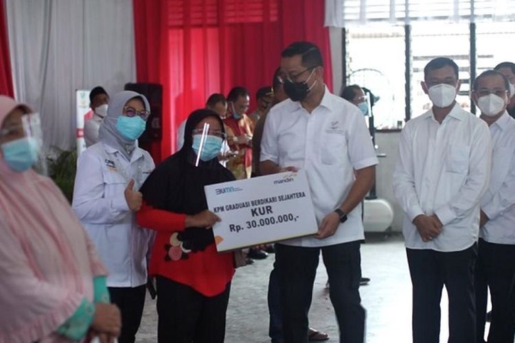 Mensos Juliari P. Batubara, saat menyerahkan bantuan KUR dari Bank Mandiri kepada KPM PKH Graduasi 2019 Martini Ayang.