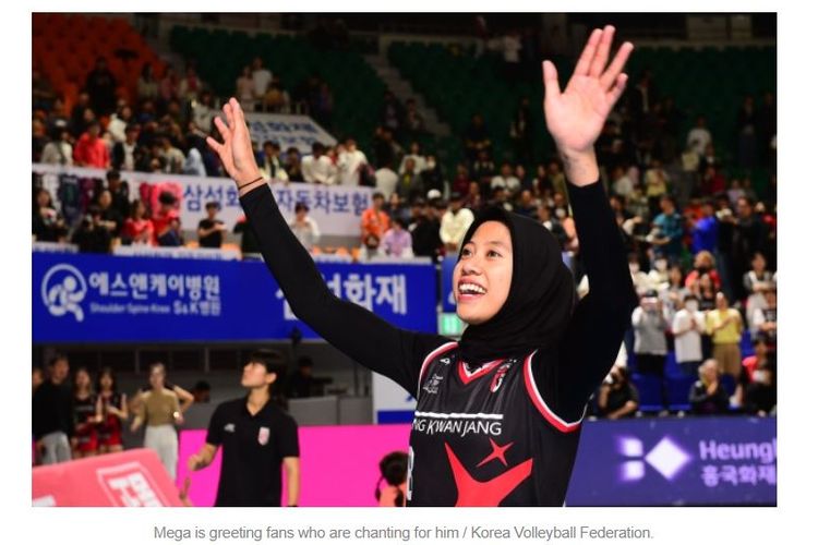 Pevoli putri asal Indonesia, Megawati Hangestri Pertiwi, menyapa para penggemar usai laga Daejeon JungKwanJang Red Sparks vs Suwon Hyundai Hillstate yang digelar di Chungmu Gymnasium, Daejeon, pada Minggu (29/10/2023). (Sumber foto: Tangkapan layar Sports.naver.com)