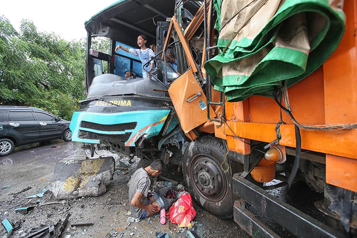 Foto karya Kristianto Purnomo berjudul Kecelakaan Bus Asli Prima ini meraih juara II kategori spot news di ajang Anugerah Pewarta Foto Indonesia 2019. Foto di ambil pada Minggu (13/01/2019) menampilkan korban kecelakaan antara Bus Asli Prima dan sebuah truk.