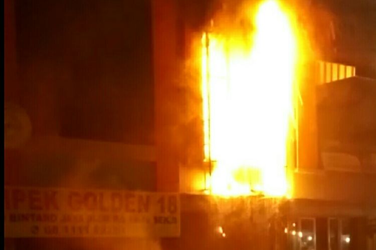 Sebuah ruko di pasar Modern Bintaro di Jalan Sudirman Bintaro Sektor 7, Pondok Aren, Tangerang Selatan, Sabtu (14/9/2019), terbakar. 