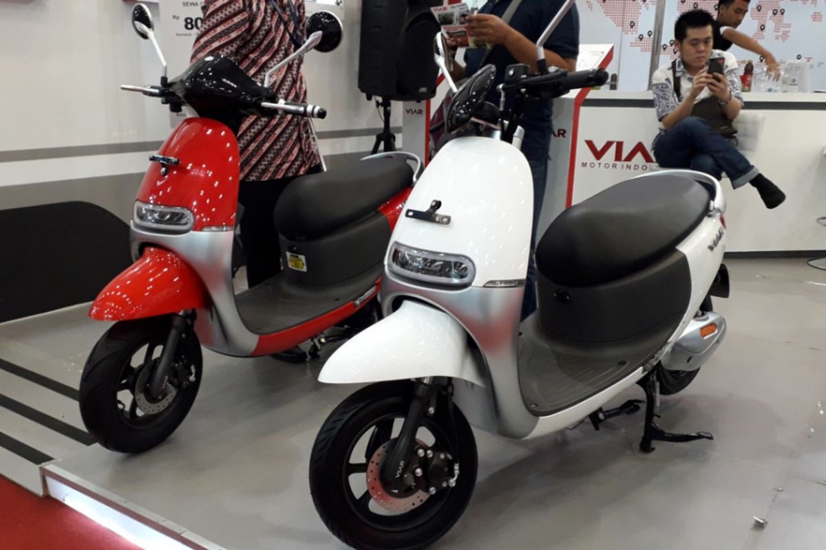 Dua sepeda motor listrik Viar Q1 yang dipamerkan selama GIIAS 2018.