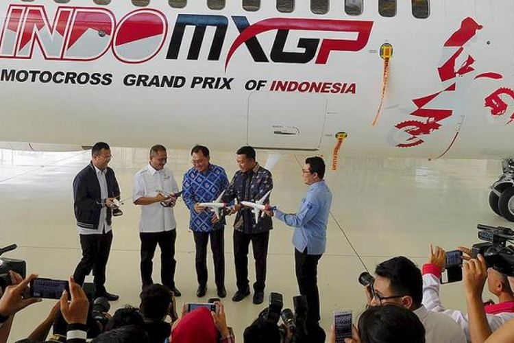 Seremoni pemasangan logo Indo MXGP 2017 di pesawat Sriwijaya Air, Senin (6/2/2017), di hanggar IV Garuda Maintenance Facility, Jakarta,
dihadiri (kiri ke kanan) penggagas MXGP Pangkal Pinang Muhammad Irwansyah, Menteri Pariwisata Arief Yahya, Presiden Sriwijaya Air
Group Chandra Lie, Menpora Imam Nahrawi, dan Ketua Umum Pengurus Pusat Ikatan Motor Indonesia (PP IMI) Sadikin Aksa.
