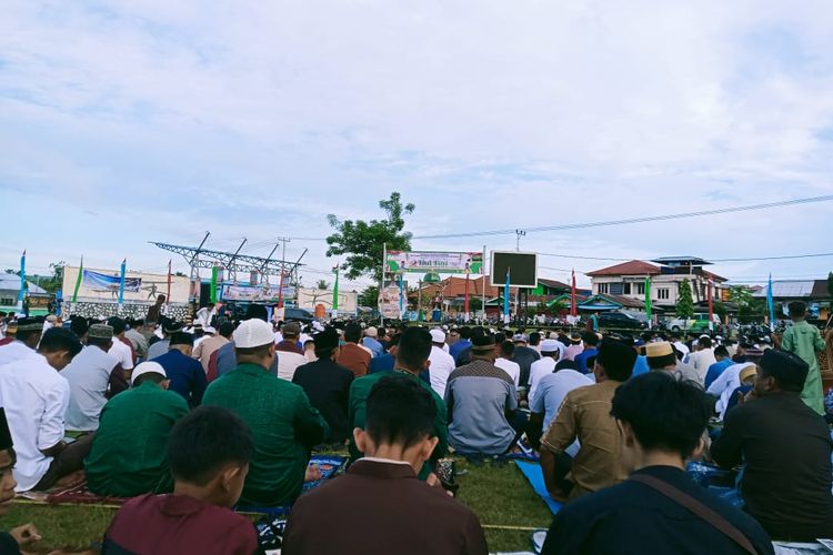 Umat muslim di Manokwari Papua Barat melaksanakan sholat idul Fitri di lapangan Borasi Sabtu (22/4/2023)