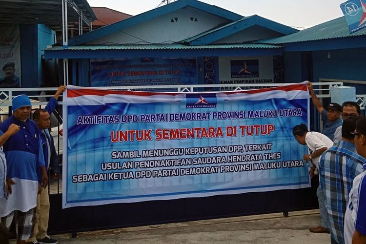 Sejumlah kader dan pengurus partai menyegel kantor DPD Partai Demokrat Maluku Utara, Minggu (18/08/2019)