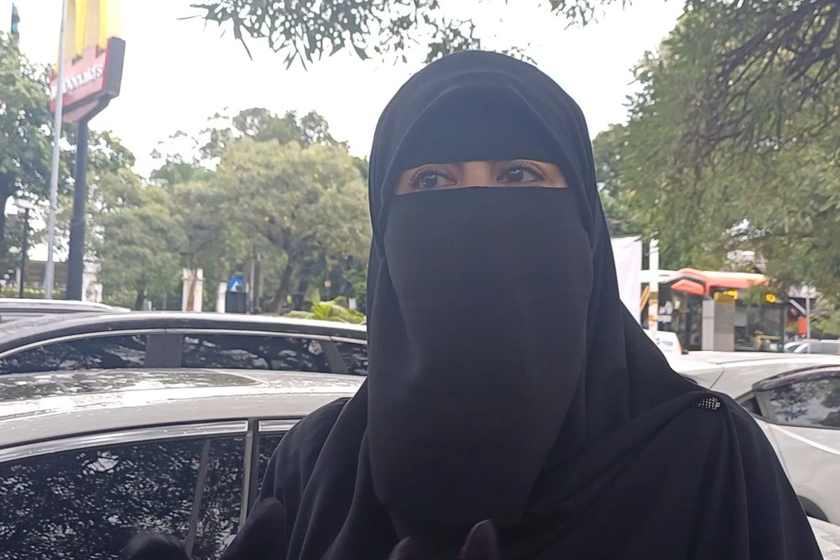 Umi Pipik Teringat Momen Mencekam Saat Rumahnya Terbakar Setelah Uje Meninggal