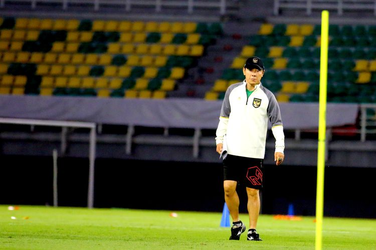 Pelatih Timnas Indonesia memimpin latihan sehari jelang FIFA Matchday melawan Palestina di Stadion Gelora Bung Tomo Surabaya, Selasa (13/6/2023) malam. Shin Tae-yong selanjutnya akan memimpin timnas Indonesia senior pada FIFA Matchday bulan September 2023. Ia akan memanggul 24 pemain untuk TC timnas Indonesia di Surabaya pada 4 September 2023. 