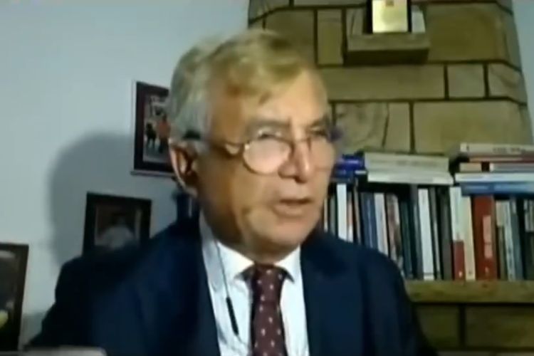 Penasihat Presiden Turki Recep Tayyip Erdogan, Mesut Hakki Casin, ketika memberikan keterangan kepada televisi setempat. Casin sesumbar Turki bisa menjatuhkan 5-6 jet tempur Yunani jika terjadi perang.(Twitter/Abdullah Bozkurt via Greek City Times)