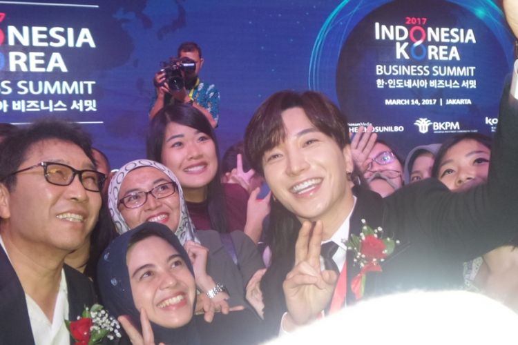 Leeteuk Super Junior saat berswafoto usai menghadiri Indonesia-Korea Business Summit di Hotel Shangri-La, Jakarta Selatan, Selasa (14/3/2017).