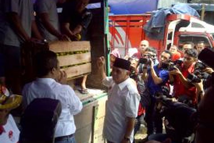 Calon wakil presiden Hatta Rajasa saat meninjau Pasar Induk Caringin, Kelurahan/Kecamatan Babakan Ciparay, Bandung, Rabu (2/7/2014).