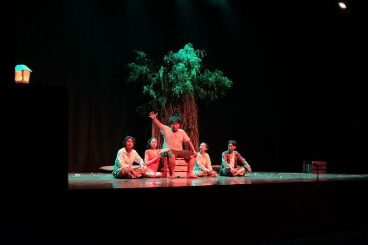 Teater Lingkar Fakultas mementaskan Mega-Mega Karya Arifin C Noer. 
