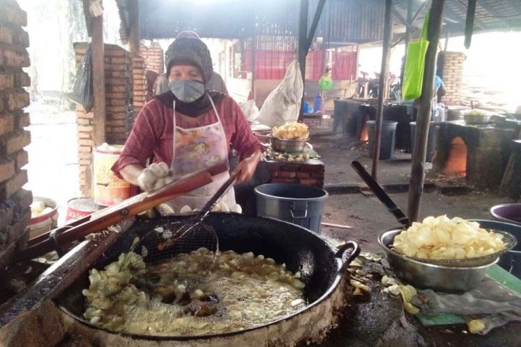 Pekerja menggoreng ubi untuk keripik di lokasi Keripik Rindu, Desa Air Itam, Kecamatan Gebang, Kabupaten Langkat, Sumatera Utara, Jumat (30/3/2018).